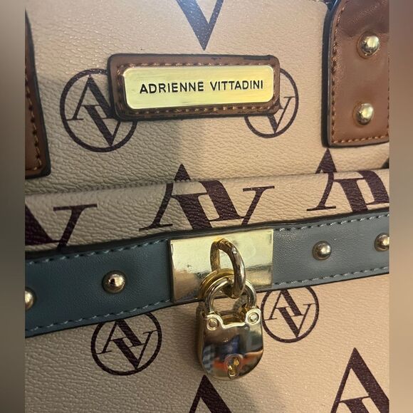 Adrienne Vittadini Signature Doubleplay Tote. - Picture 1 of 9